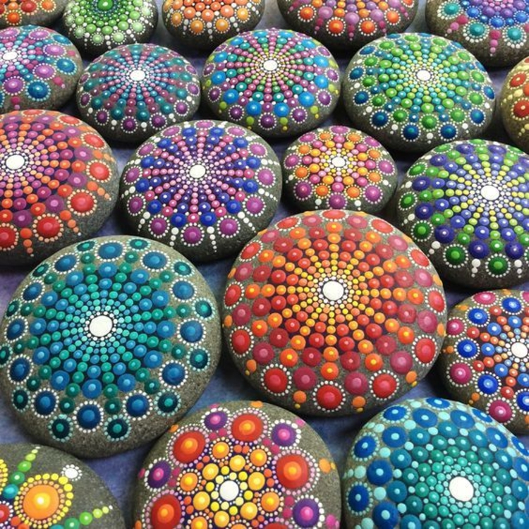 Steen geschilderde mandalakiezelstenen die met stenen bewerken