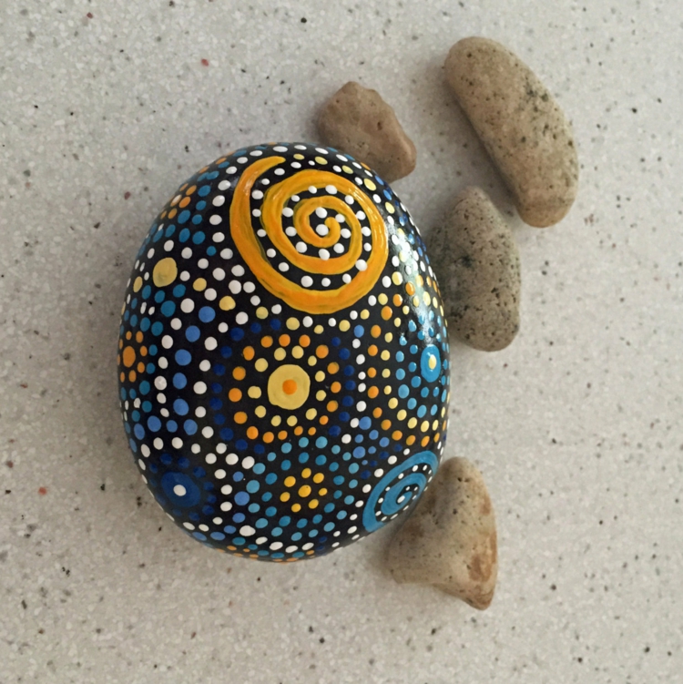 Stones painted polka dot pattern Blauw geel handwerk met stenen