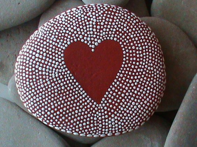 Stenen geschilderde stip patroon rood hart crafting met stenen
