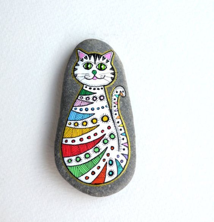Stenen schilderden kleurrijke kattenambachten met stenen
