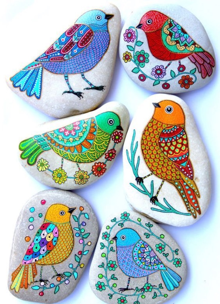 De stenen schilderden kleurrijke vogels geschilderde stenen