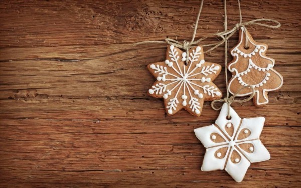 Star DIY Juledekorasjoner foran en trebakgrunn