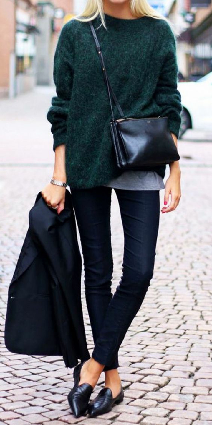 Pletené svetr tmavě zelené s džíny a sako