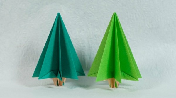 Направете елхи в две различни нюанси на зелено от себе си