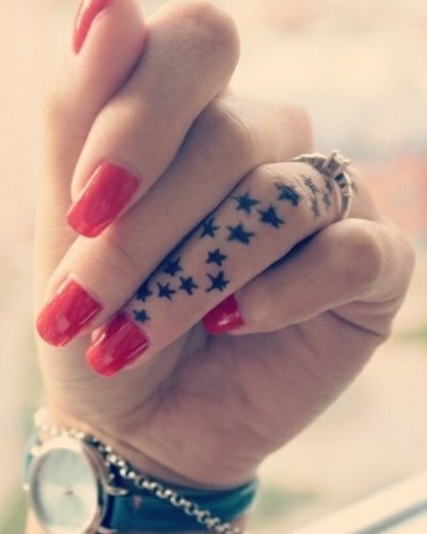 Tatuiruotės nagų lakas raudonos žvaigždės paveikslėlių šablonas reiškia pirštu