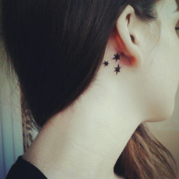 Tatuiruotės trijų žvaigždučių paveikslėlis šablonas reiškia už ausies