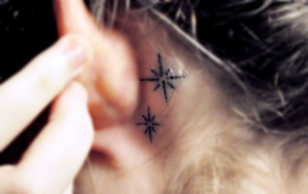 Tatuiruotės žvaigždžių paveikslėlių šablonas reiškia ausį