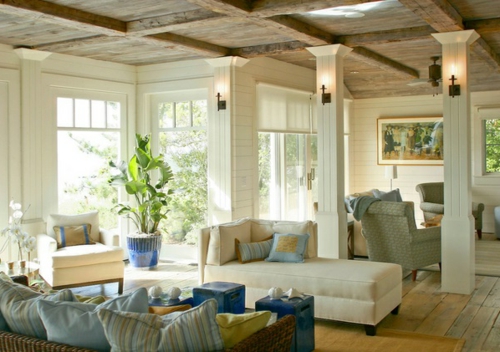 revestimiento de techo apariencia rústica en la sala de estar