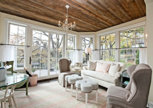 客厅内现代化的原木的天花板饰面
