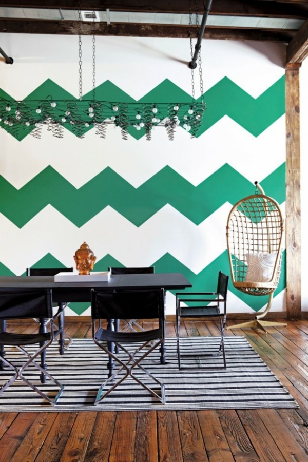 Стенните цветови стени оформят зелен шеврон
