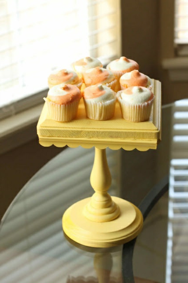 蛋糕架代表黄色的蛋糕架