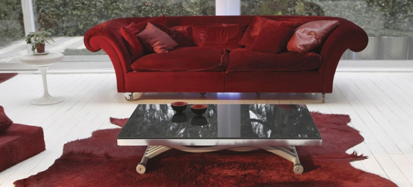 koberec tmavě červená pohovka konferenční stolek sklo