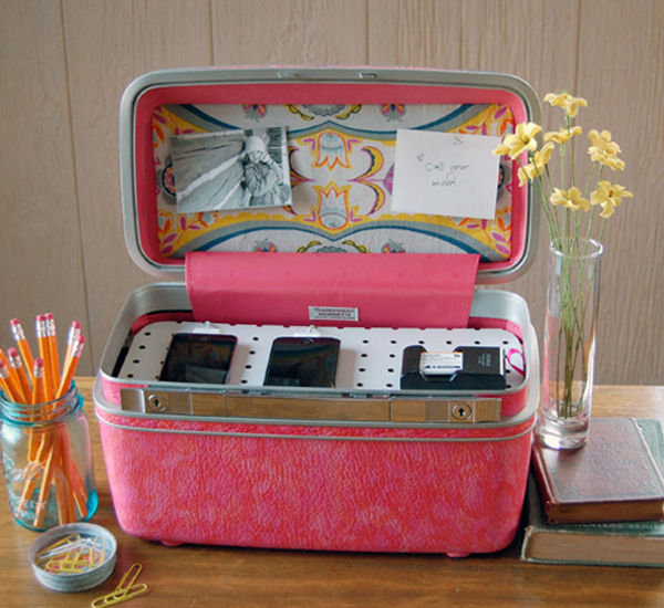 Vanhojen matkalaukkujen trendikäs huonekalut tekevät vaaleanpunaisesta väristä