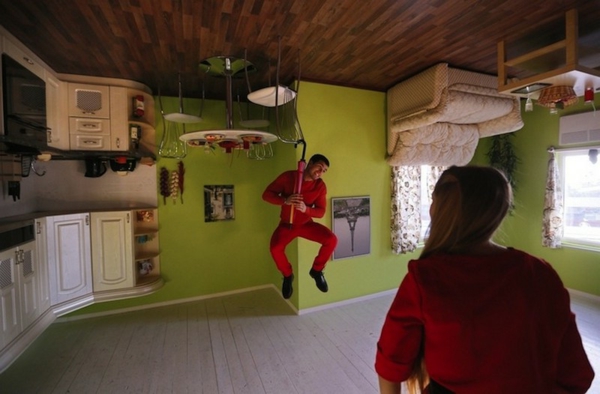 Upturned hus i Russland grønn vegghengt spisebord med stoler