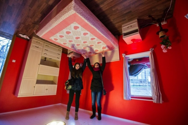 Oppusset hus i Russland røde veggseng garderobe