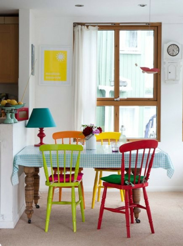 Различни с декорация за хранене столове в зелено жълти цветни