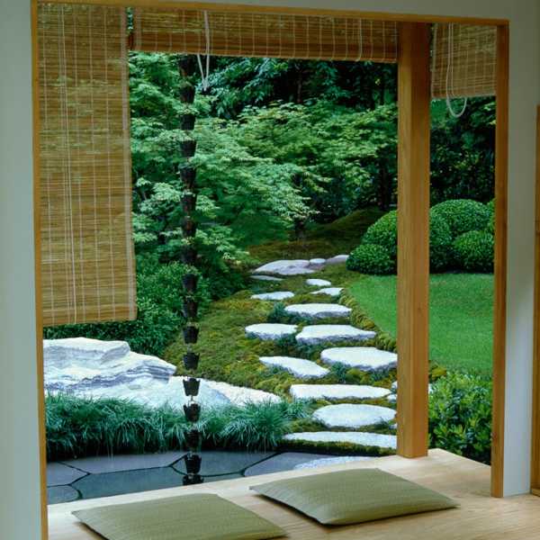chemin de jardin dalles de pierre herbe murs de verre