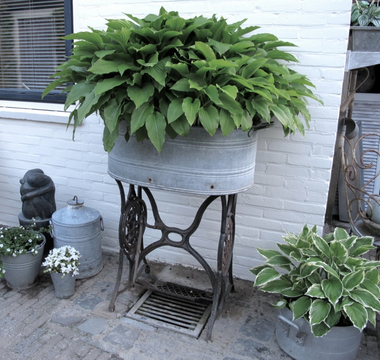 Проектиране в предния двор Градински растения с градински мебели в традиционен стил