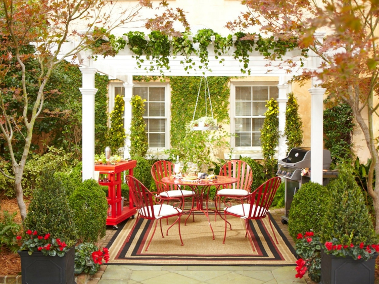 Предни градински дизайнерски реновирани мебели с червени градини