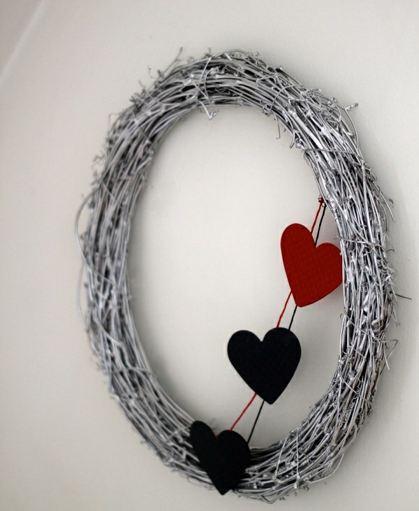 Τα στεφάνια των τοίχων και των θυρών καθιστούν αισθητές τις καρδιές του valentintstag