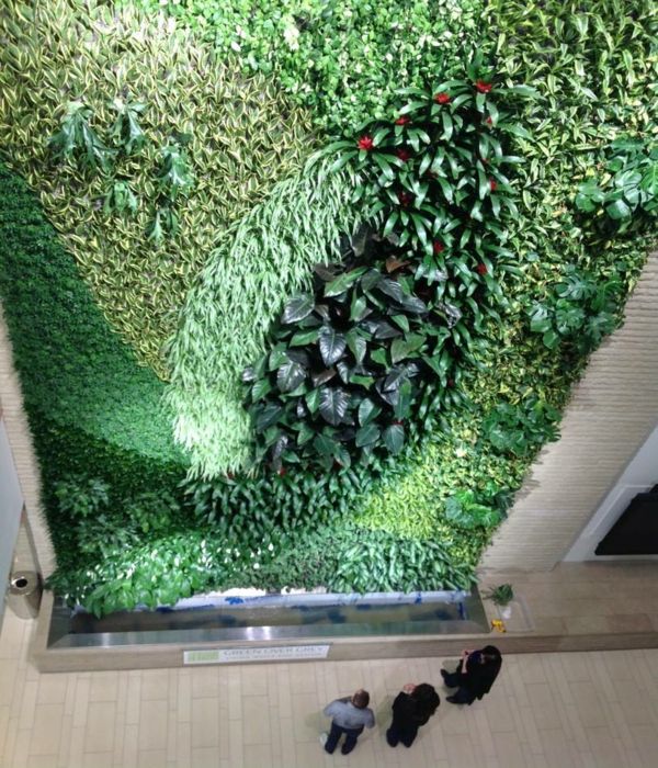 Стена декорация зеленина зелени растения осветителни лампи