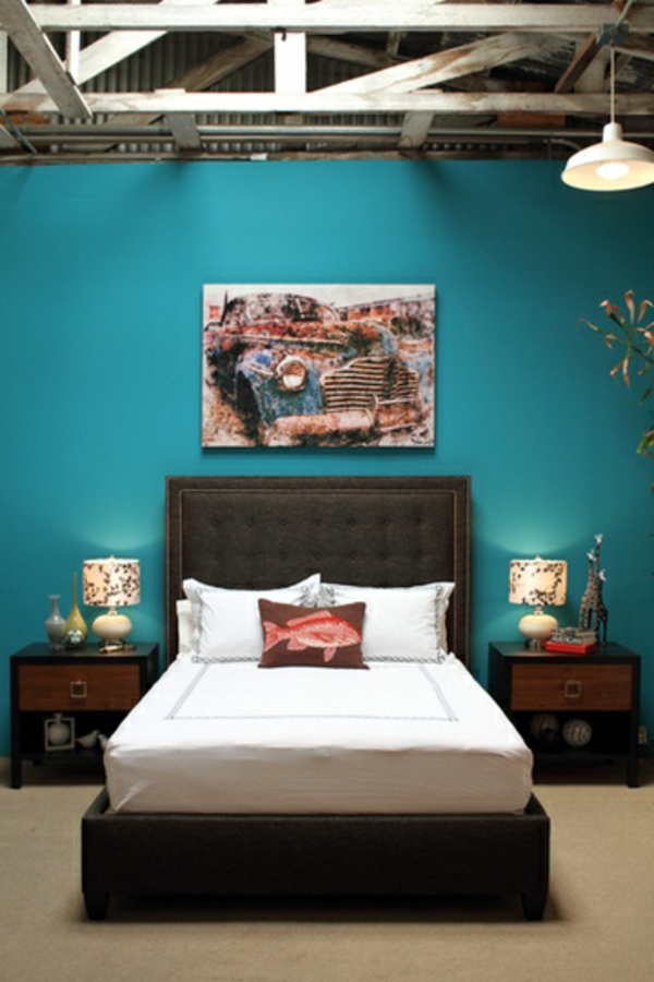 Kleur van de muur in turquoise bed met zwart bed