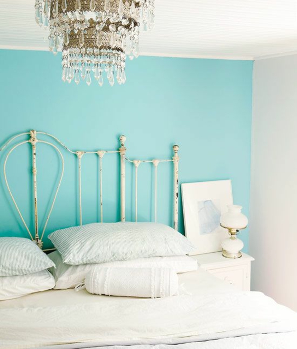 Muurverf in hoofdeinde slaapkamer met turquoise muur