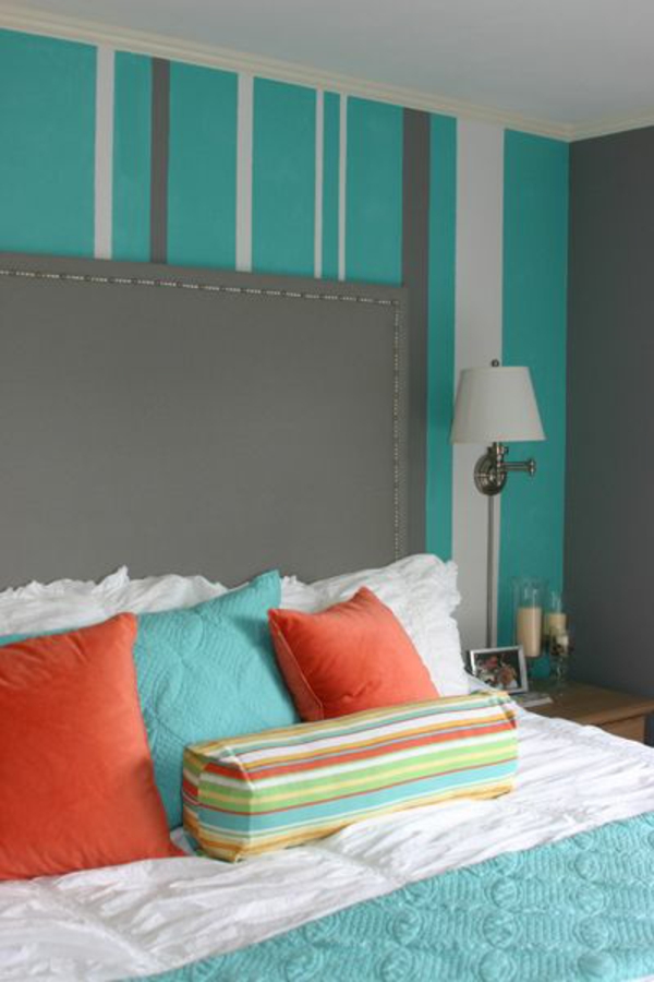 Стенен цвят сив, комбиниран с тюркоазена стена, оранжева възглавница