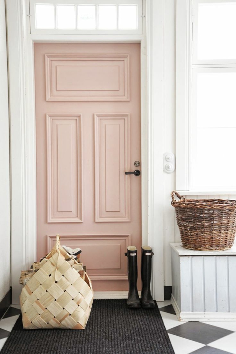 Wand ontwerp gang rotan meubels voordeur roze