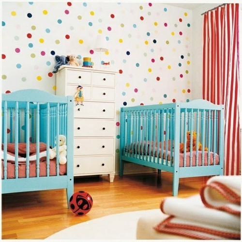 цветни точки стена модел идеи стена украса геометрични форми бебе стая