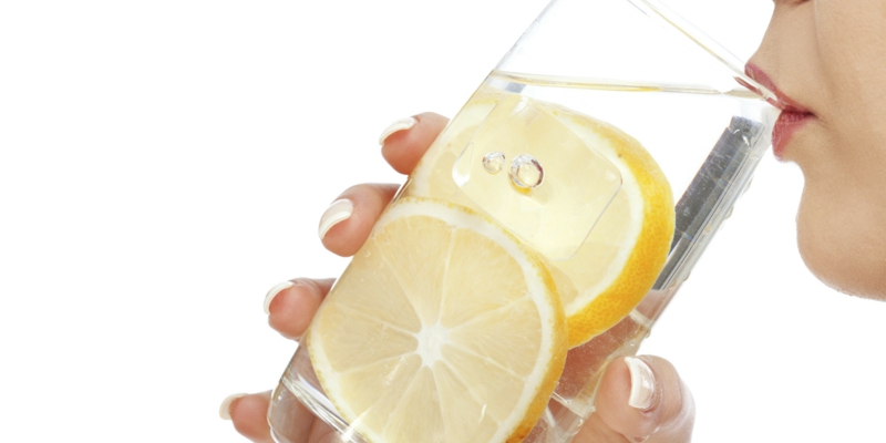 לשתות לימון עם לימון מים