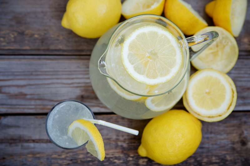 Вода с напитка от лимон напитка здравословен начин на живот лятна напитка за освежаване