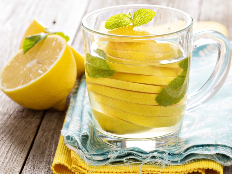 Вода с лимон напитка здравословен начин на живот лимонов мента