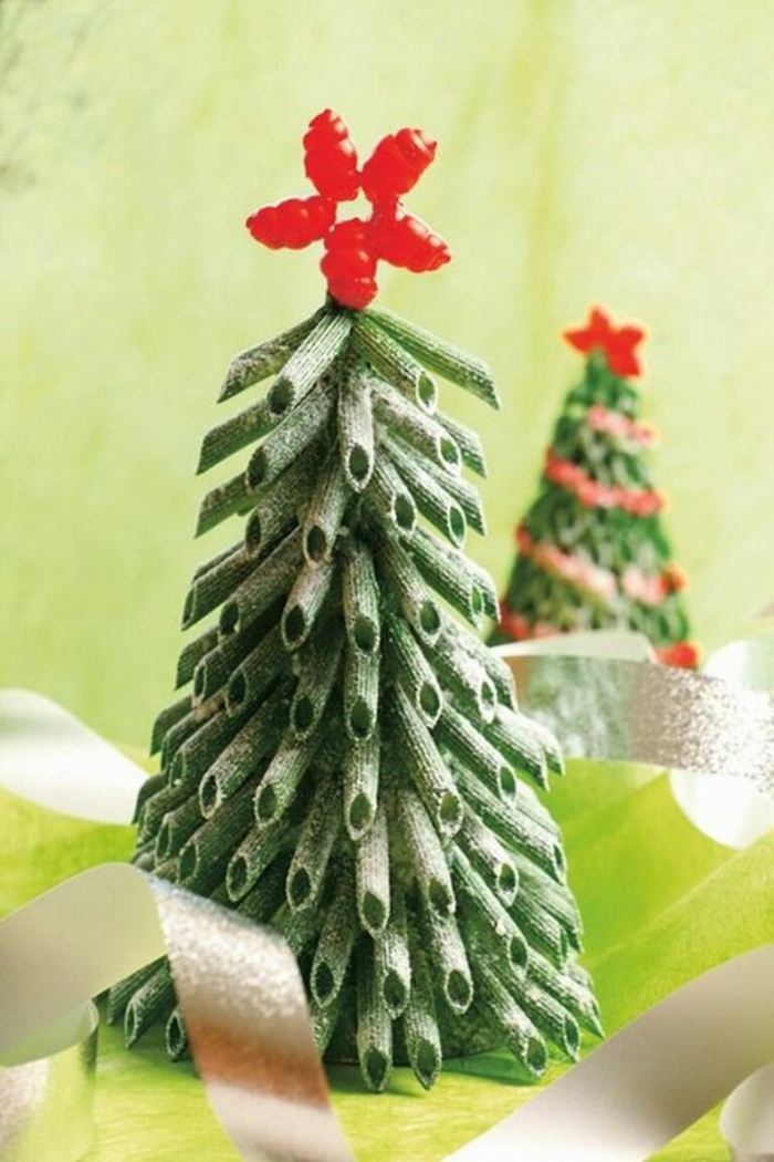 Jul håndværk juletræ gøre juletræ fra grønne nudler