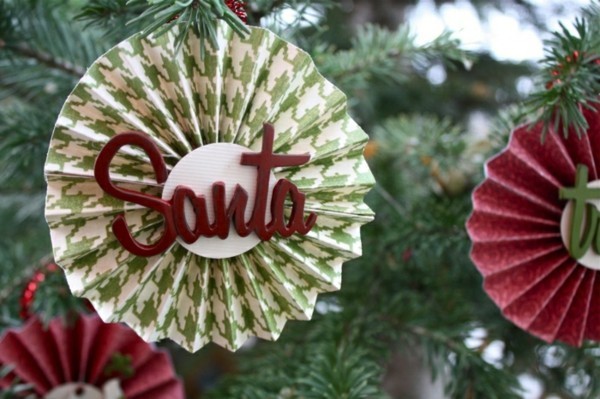 Juletræ dekorationer med et ord tinker med papir
