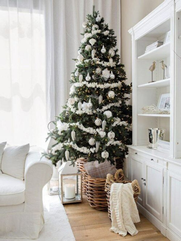 Juldekorasjon landsstil christbaum kurv tregulv lyse møbler