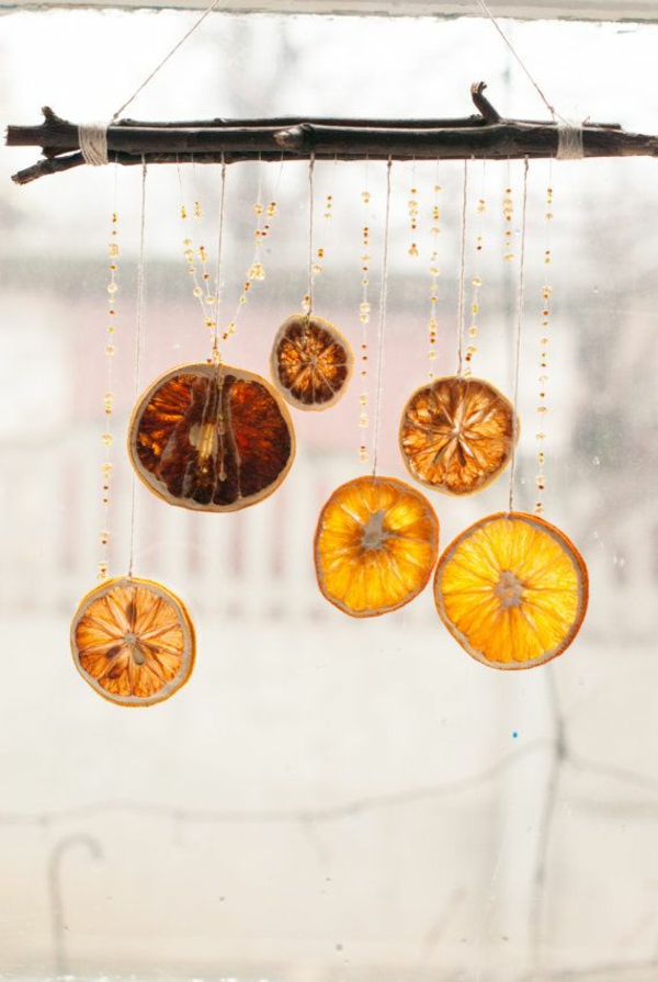 Коледни украси украсени с оранжева коричка декорация от гирлянди