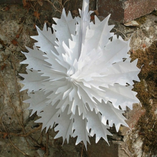 Коледна звезда, направена от хартия в близост до изгледа
