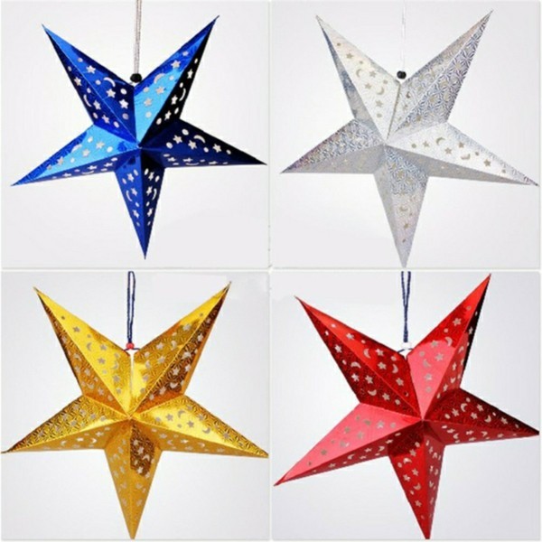 Papirstjerner lavet af papir er lavet i forskellige farver