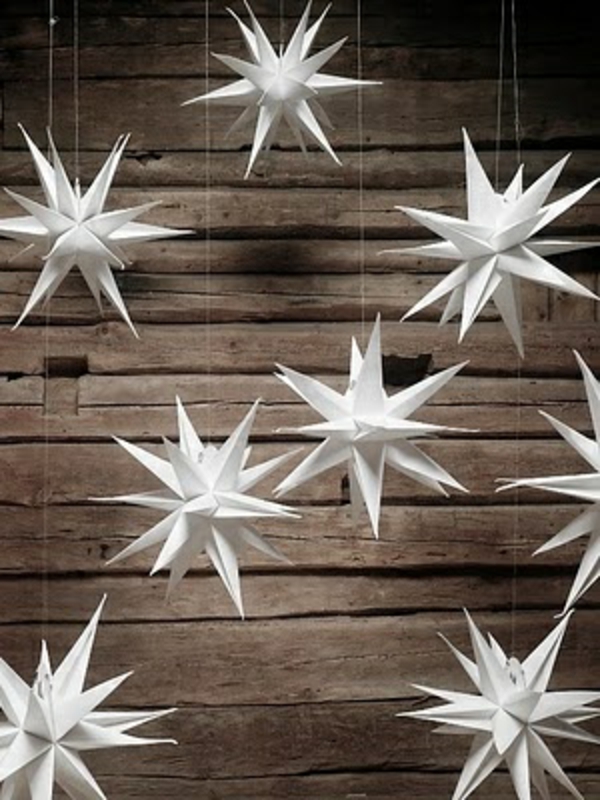 Kalėdų žvaigždės pagamintos iš popieriaus drožlių šablonų, vaikai kabo apdaila