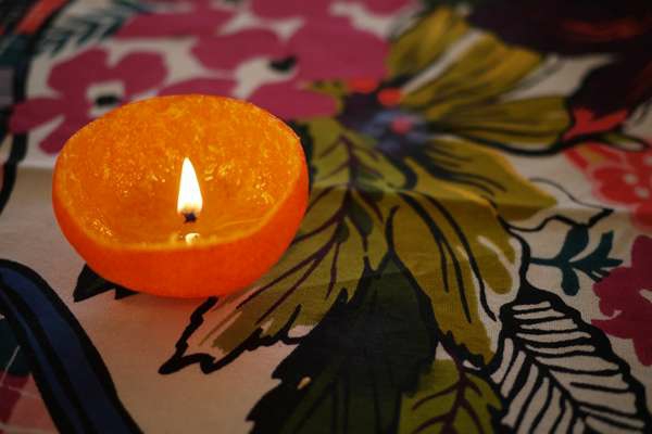 Mandariini itse tekee oranssin kynttilänvalon