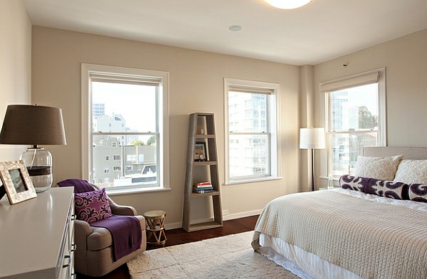 Gyvenamos idėjos Kopėčios lentynos ir dekoratyviniai daiktai lango faktiškai miegamasis