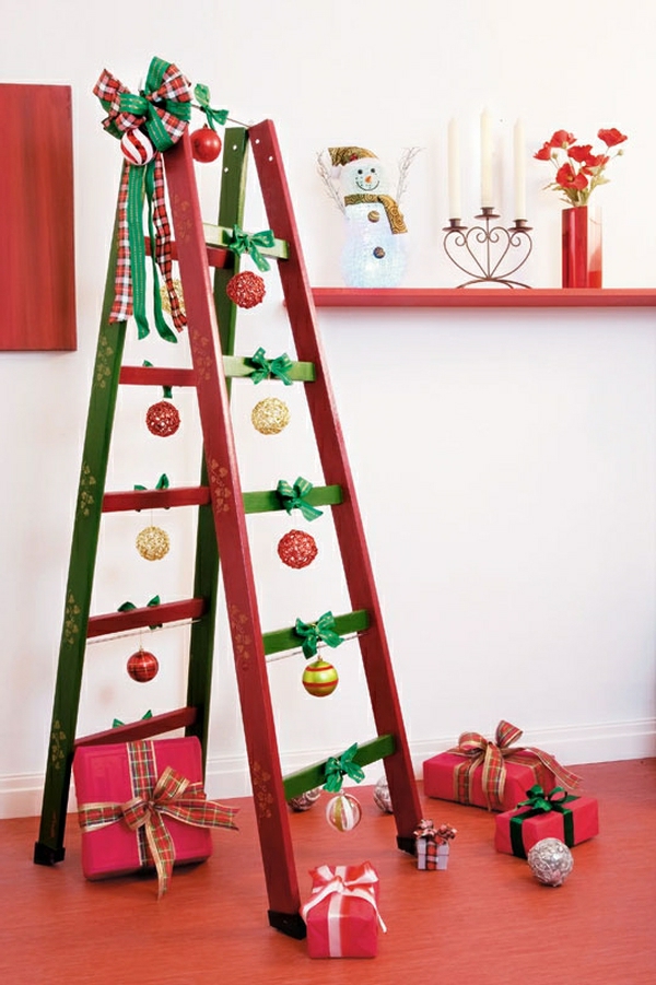 Living ideeën ladder plank en decoratie kerst rode groene bal