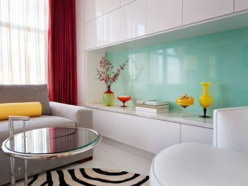 明亮的色彩厨房玻璃后墙明亮苍白的生活理念