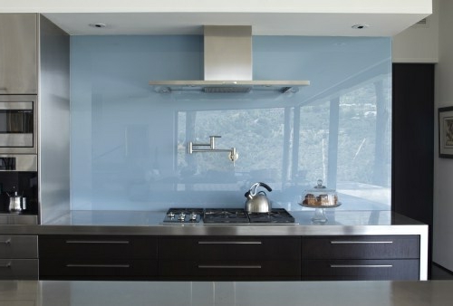 Living ιδέες κουζίνα γυαλί πίσω τοίχο γυαλιστερά χρώματα φωτεινό μπλε φωτεινό