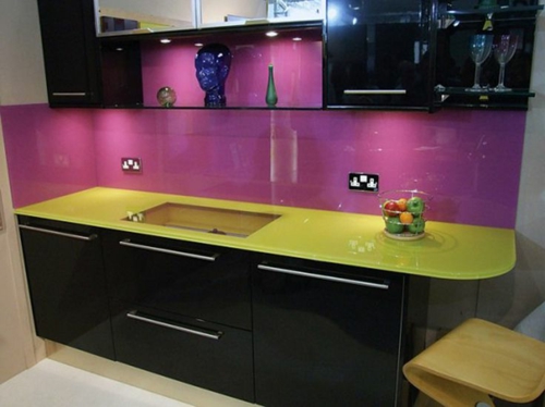 Bucătărie de sticlă de pe peretele din spate lucioasă culori luminos bloc