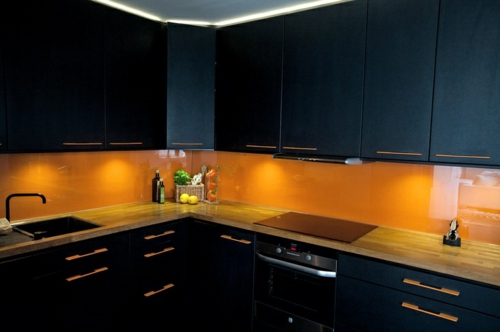 玻璃后墙照耀着颜色厨房明亮设计的生活理念