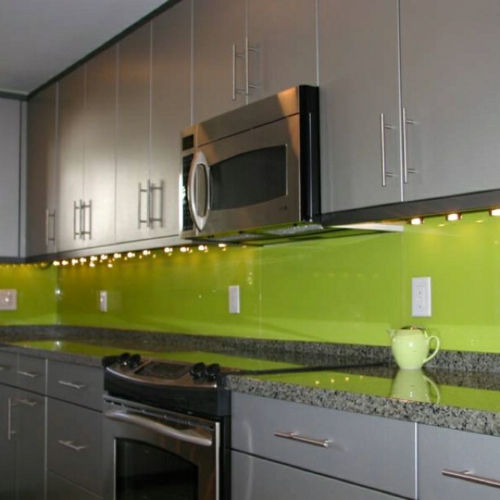 厨房后面玻璃光滑的颜色鲜绿色