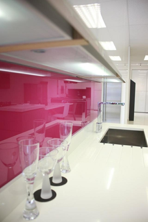 φωτεινά χρώματα κουζίνα γυάλινο πίσω τοίχο φωτεινό ροζ