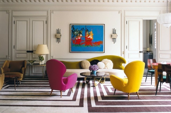 Diseño de sala de estar con ejemplos de mobiliario de color